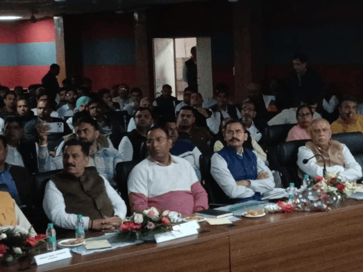 बाईपास को लेकर हुई बैठक में हिस्सा लेते अधिकारी और नेता।