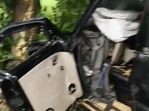 टक्कर के बाद स्कॉर्पियो के परखच्चे उड़ गए।
