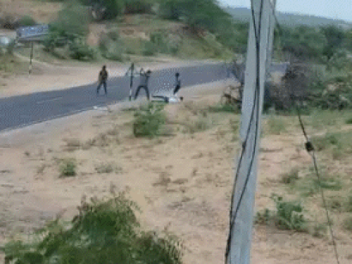 हमले में सरकारी टीचर के शरीर पर कई जगह गंभीर चोटें आई हैं।