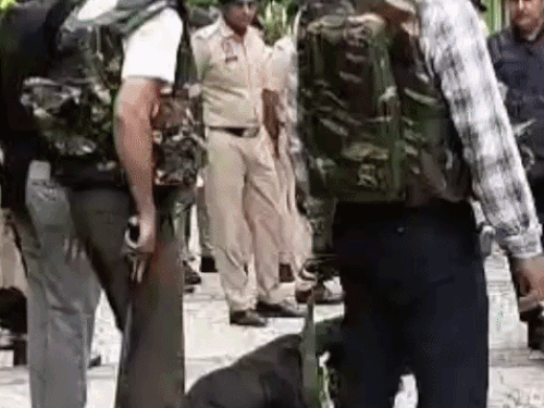 स्कूल में जांच करती पुलिस।