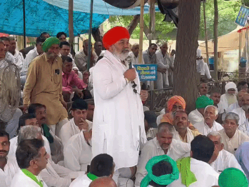 हिसार में चल रहे धरने पर कल राकेश टिकैत पहुंचे थे।