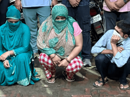 मौके पर पकड़े गए BAMS डॉक्टर समेत 3 आरोपी और कार्रवाई के दौरान सोनीपत हेल्थ विभाग की टीम