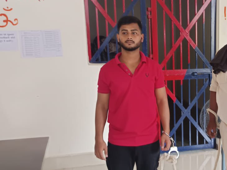पुलिस हिरासत में पकड़ा गया आरोपी।