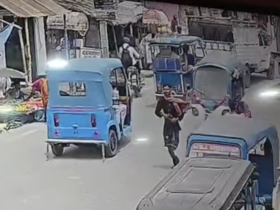 सीसीटीवी फुटेज से ली गई तस्वीर, जिसमें चोरी का आरोपी भागता दिख रहा है।