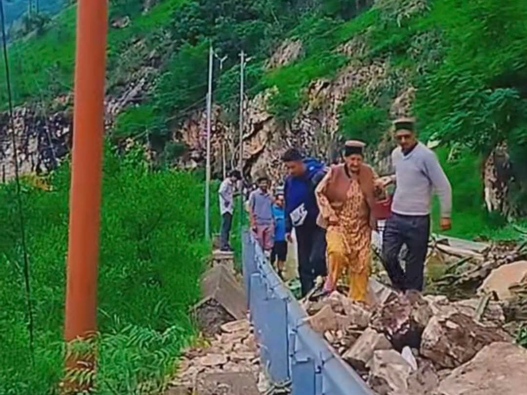 चट्टानों से होकर गुजरते लोग