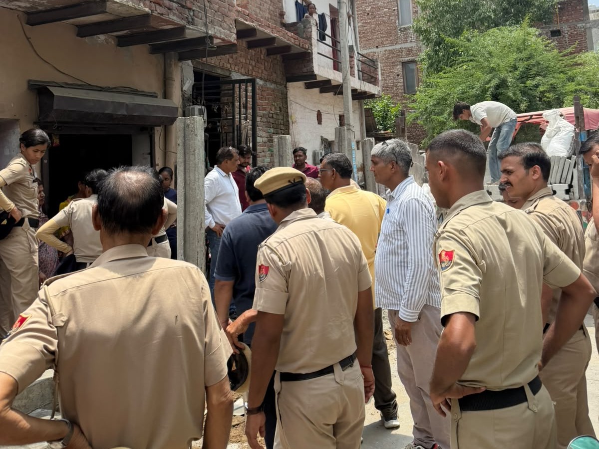 मौके पर मौजूद विभागीय अधिकारी और पुलिस फोर्स।