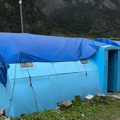 गुंजी में खुले में पड़ा करोड़ों का सामान, बारिश से बचाने के लिए इस तरह पन्नियों से ढका गया है।