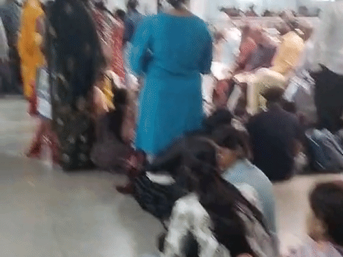 सर्वर ठप होने के कारण मरीजों-तीमारदारों को घंटों लाइन में लगना पड़ा।