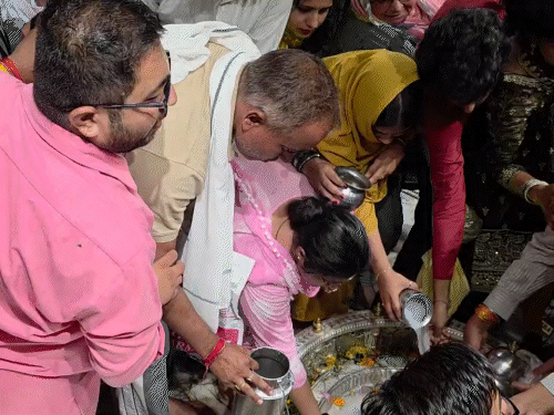 शिव मंदिर में जलाभिषेक करते श्रद्धालु।