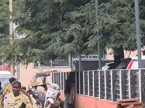 कपल का यह वीडियो RPF कार्यालय का है।