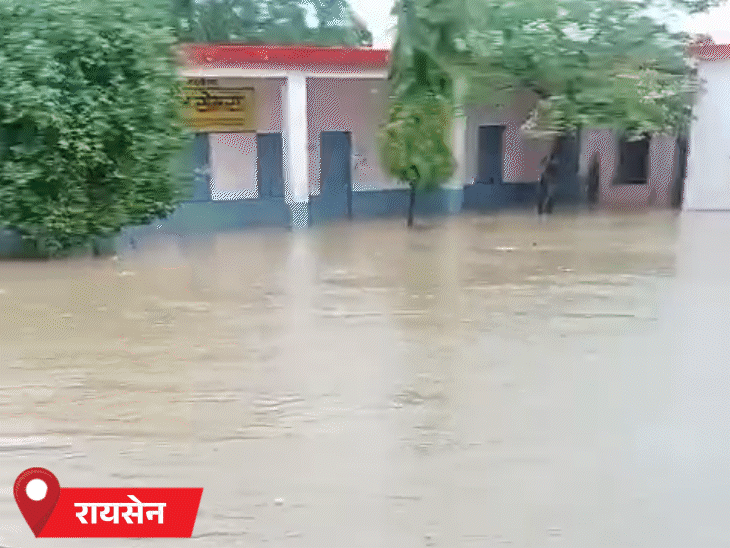 सेमरा के पीएमश्री हाईस्कूल परिसर में पानी भर गया। शिक्षक पहुंचे लेकिन बच्चे नहीं आए।