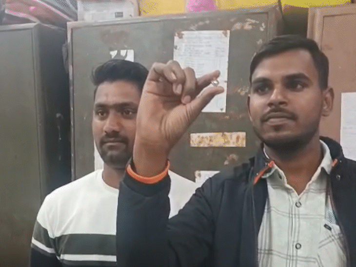 सतीश और साजिद ने हीरे की बिक्री से मिली रकम से नई खदान लगाने की बात कही।