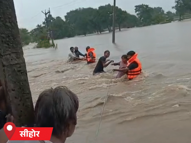 भीलाखेड़ी नदी के पास एक परिवार के 10 लोग पानी से घिर गए। उन्हें सुरक्षित निकाला गया।