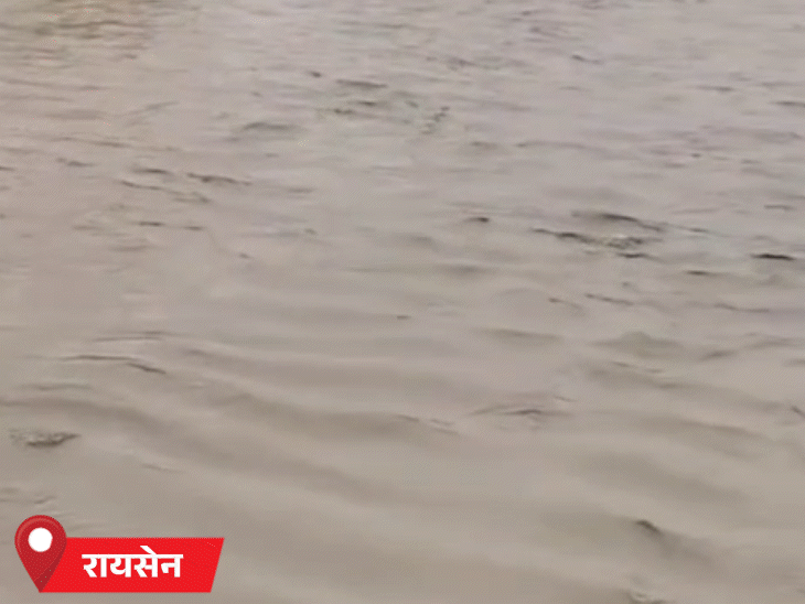 पगनेश्वर और जाखा बेतवा नदी का जलस्तर बढ़ने से छोटे पुल डूब गए हैं।
