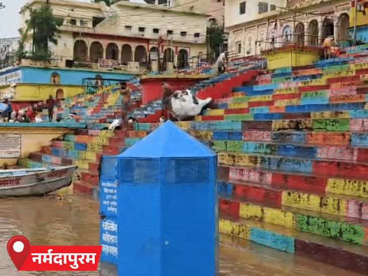 नर्मदा में 48 घंटे में करीब 10 फीट पानी बढ़ा है। सेठानी घाट पर जलस्तर 946.40 फीट पहुंच गया है।