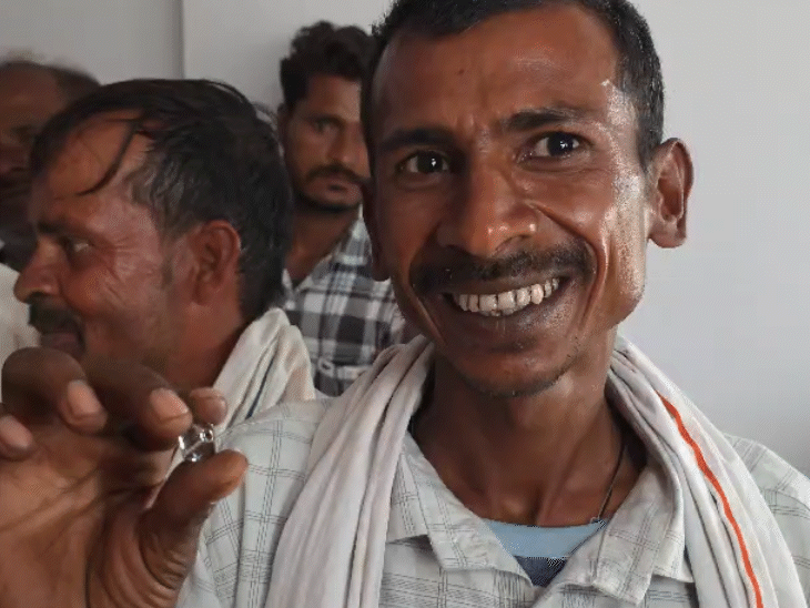 खदान में हीरा निकलने से साझेदार ही नहीं, उनके परिजन भी खुश हैं।