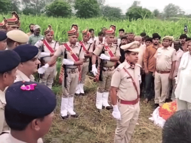 गार्ड ऑफ ऑनर देकर लोकेश कुमार को दी गई अंतिम विदाई।