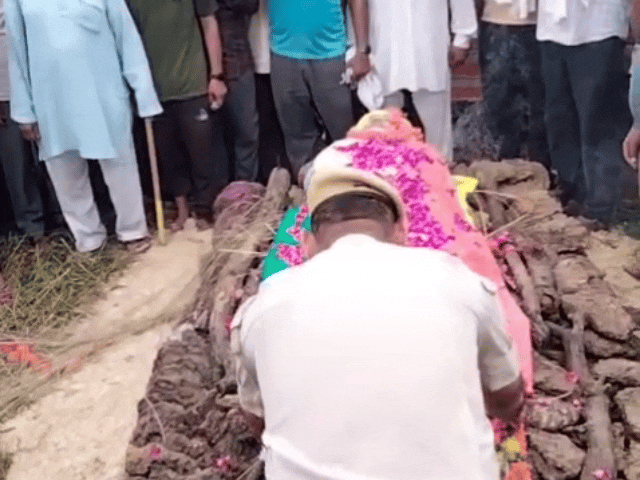 पुष्प चक्र चढ़ाकर लोकेश कुमार को दी श्रद्धांजलि।