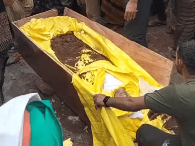 लोकेश के शव को देख परिवार में मची चीख पुकार।