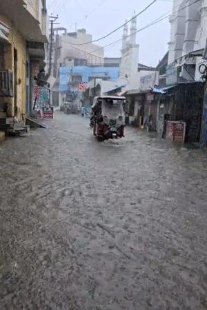 उत्तर प्रदेश के बिजनौर में मंगलवार सुबह से तेज बारिश हो रही है। यहां सड़कों पर करीब 2 फीट तक पानी भर गया है।