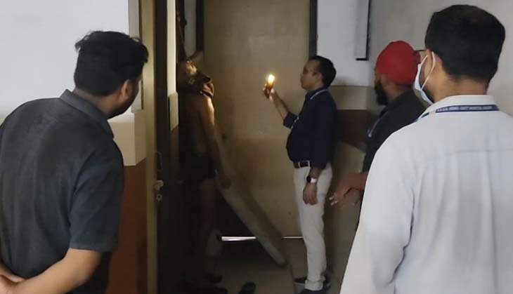 घटना की जानकारी मिलने के बाद अस्पताल के डॉक्टर व अन्य स्टाप मौके पर पहुंचे
