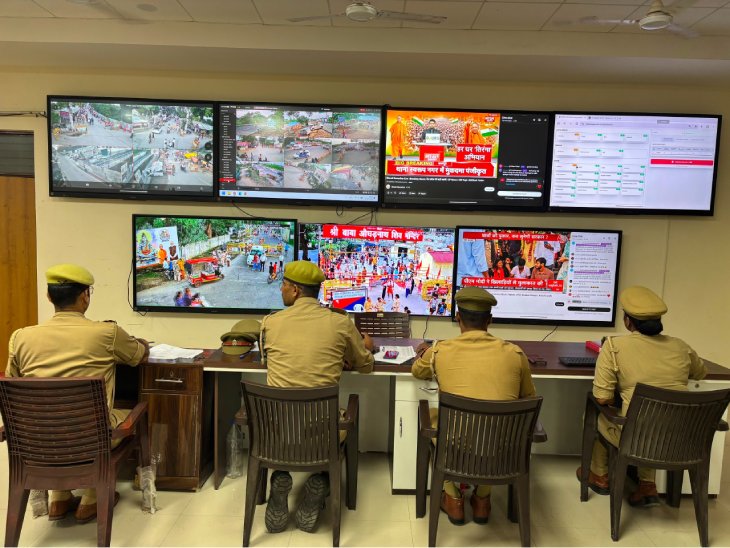 एकीकृत कमांड एंड कंट्रोल सेंटर से कांवड़ यात्रा की निगरानी करते पुलिसकर्मी।