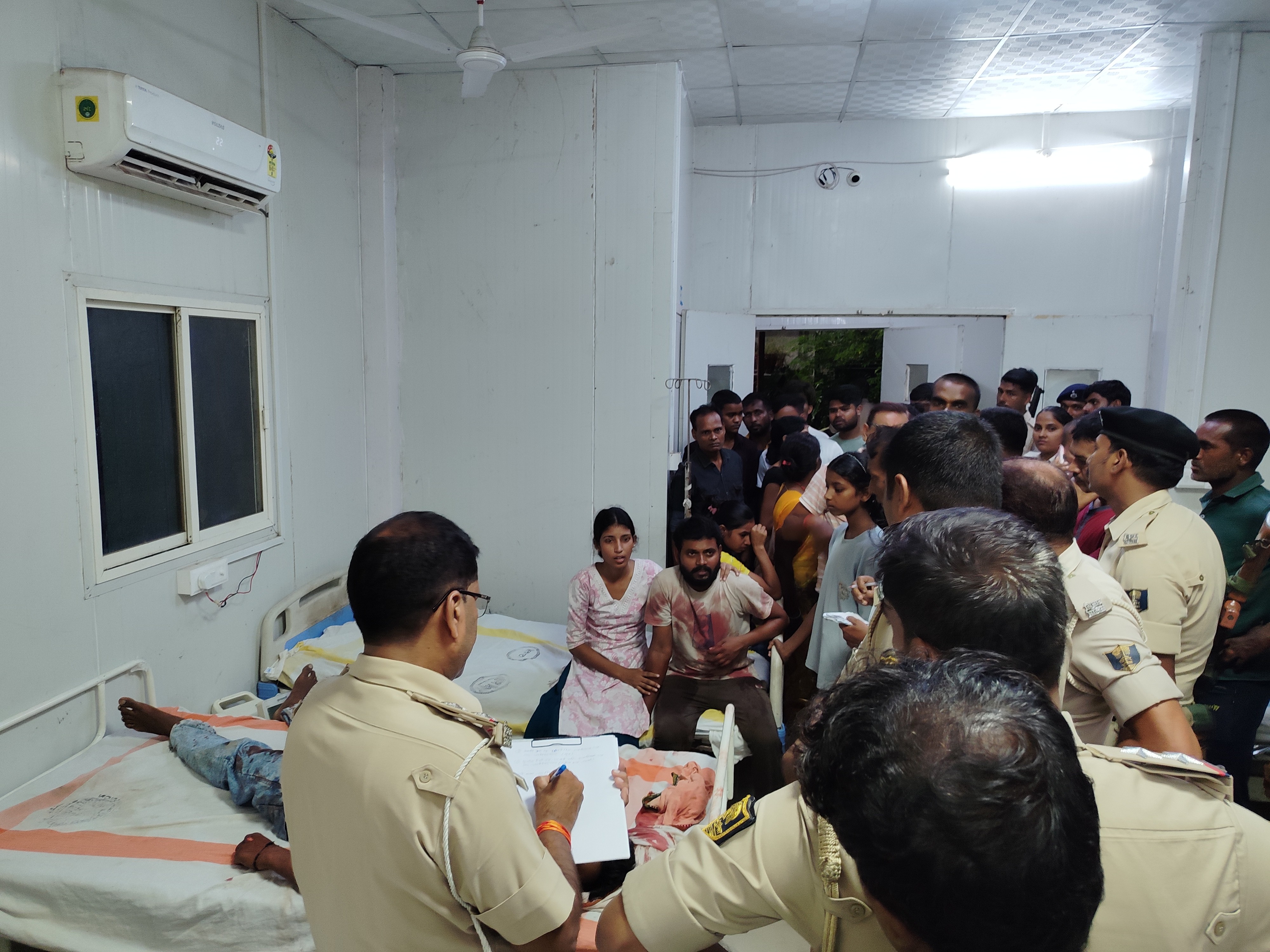अस्पताल में पुलिस ने परिजनों का बयान लिया।