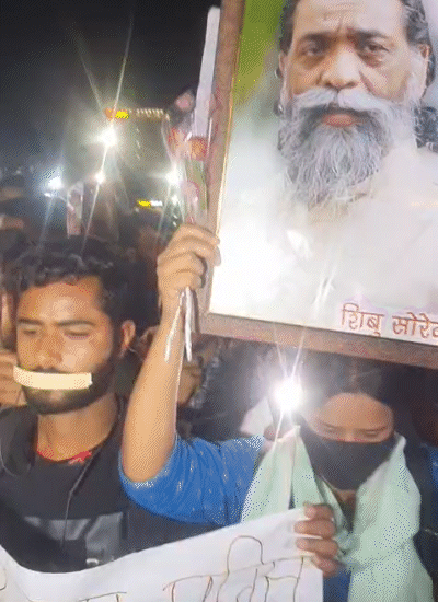 रांची में लाठीचार्ज के विरोध में छात्रों ने मौन जुलूस निकाला। छात्र मुंह पर पट्टी लगाए नजर आए।