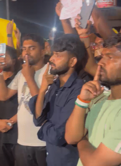 कुछ छात्रों ने मुंह पर ऊंगली रख मौन प्रदर्शन किया। कई छात्र पुलिस को गुलाब देते नजर आए।