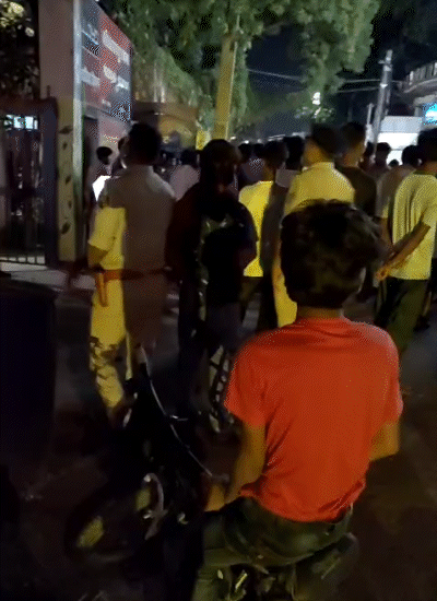 बख्तियारपुर थाने के बाहर बड़ी संख्या में भीड़ जुट गई।