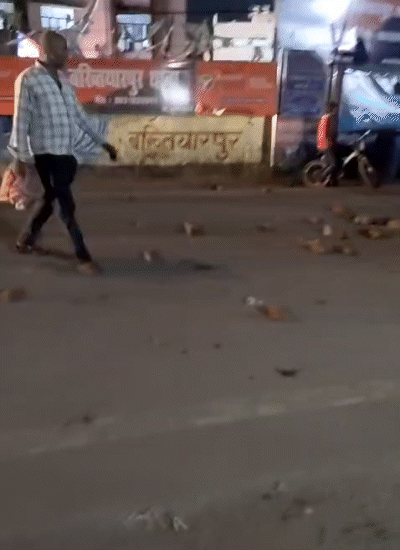 थाना के बाहर गुस्साई भीड़ ने पथराव भी किया।