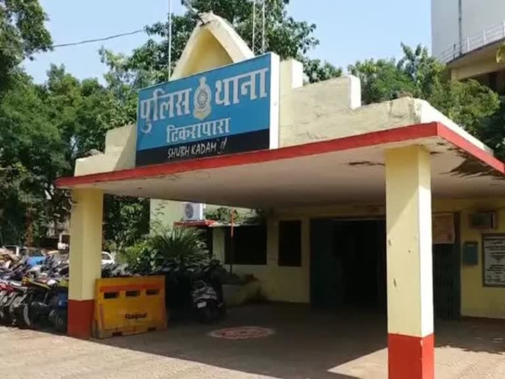 Tikarapara police are searching for the accused's family members.