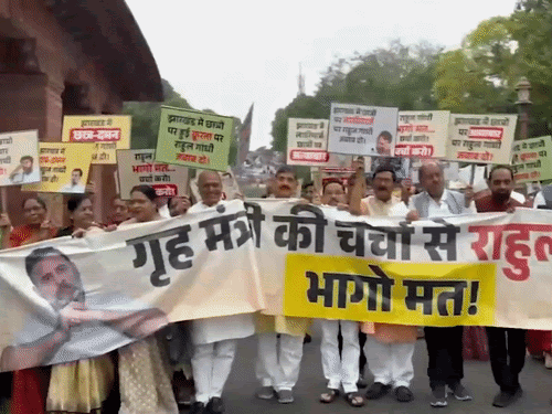 NDA सांसदों ने संसद के मकर द्वार पर विरोध मार्च निकाला। वे हाथों में राहुल के खिलाफ पोस्टर लेकर पहुंचे।