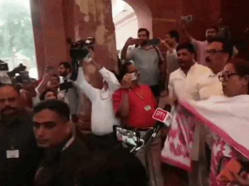 संसद के बाहर NDA और कांग्रेस के सांसद आमने-सामने आ गए।