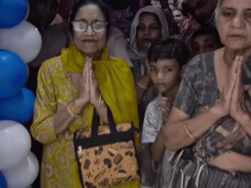 भगवान शिव की पूजा करने के लिए मंदिर पहुंची महिलाएं