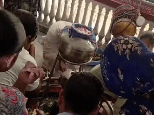 फल, फूल व दूध चढ़ाकर पूजा करते श्रद्धालु