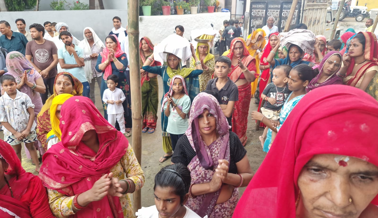 मोहल्ला नई सराय स्थित नर्मदेश्वर मंदिर में पूजा अर्चना करते श्रद्धालु