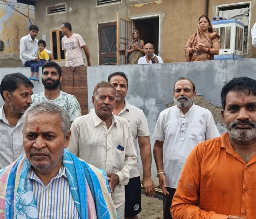 नारनौल में मंदिर के बाहर खड़े श्रद्धालु