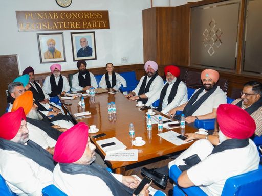 15 कांग्रेस विधायकों की CLP की अगुवाई में मीटिंग हुई। इसके बाद राहुल गांधी से मिलने का टाइम मांगा।