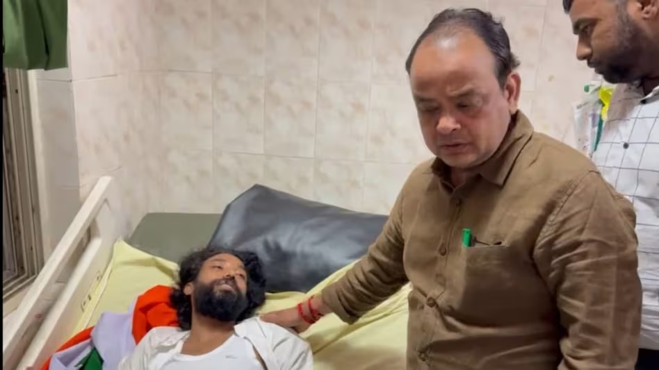 सोमवार को छात्रों पर लाठीचार्ज के दौरान देवेंद्र महतों भी घायल हुए थे। जिसके बाद उन्हें अस्पताल में भर्ती कराया गया था। इरफान अंसारी ने अस्पताल में उनसे मुलाकात की।