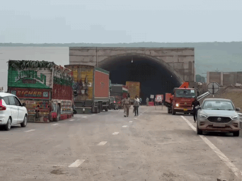 पानी भरने से टनल के बाहर जाम भी लग गया है।