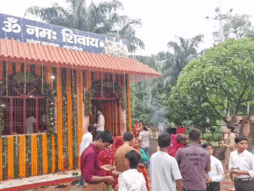 छोटा तालाब स्थित शिव मंदिर में लगी लोगों की भीड़