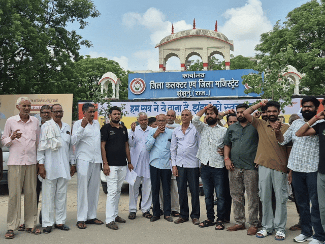 मामले को लेकर बड़ी संख्या में ग्रामीणों ने कलेक्ट्रेट पहुंचकर जिला कलेक्टर के नाम ज्ञापन सौंपा। धोखाधड़ी से की गई जमीन की रजिस्ट्री को तुरंत निरस्त करने की मांग की।
