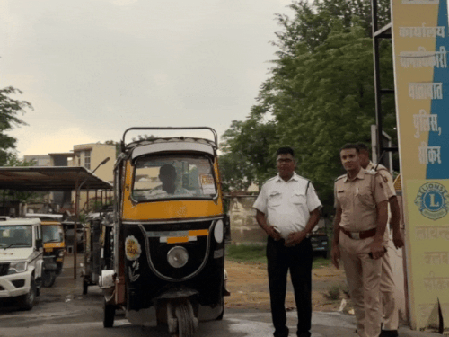 ट्रैफिक पुलिस ने अभियान की शुरुआत की।