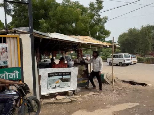 स्थानीय निवासियों ने आरोप लगाया कि इस क्षेत्र में कुछ थडियों से सामाजिक तत्वों द्वारा ड्रग्स की सप्लाई तक की जाती है। देर रात तक युवक युति सरेआम रोड पर ही नशे का सेवन करते हैं।