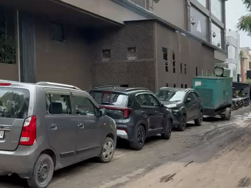 इलाके में व्यावसायिक गतिविधियां चलने की वजह से सड़क सीमा में अवैध कब्जा और पार्किंग की जा रही है।