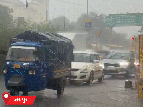 जयपुर में मंगलवार दोपहर बाद हुई तेज बरसात के कारण शहर में जगह-जगह पानी भर गया। ट्रैफिक जाम के कारण लोगों को परेशानी भी हुई।