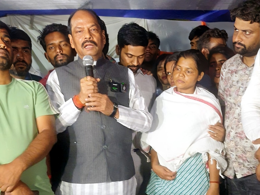 झारखंड के पूर्व मुख्यमंत्री और BJP नेता रघुवर दास छात्रों से मिलने धरनास्थल पर पहुंचे।