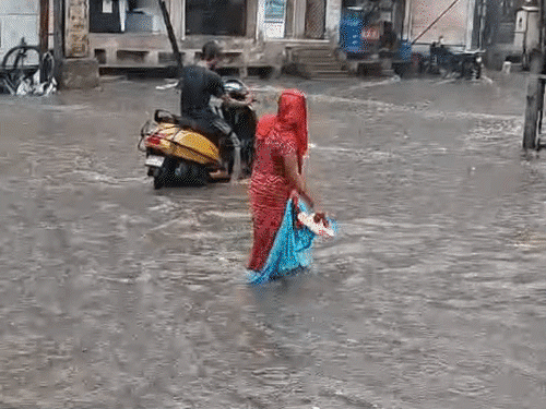 Heavy rain occurred in Jaipur after 1 PM on Wednesday. Roads were submerged, leading to long traffic jams in many places.