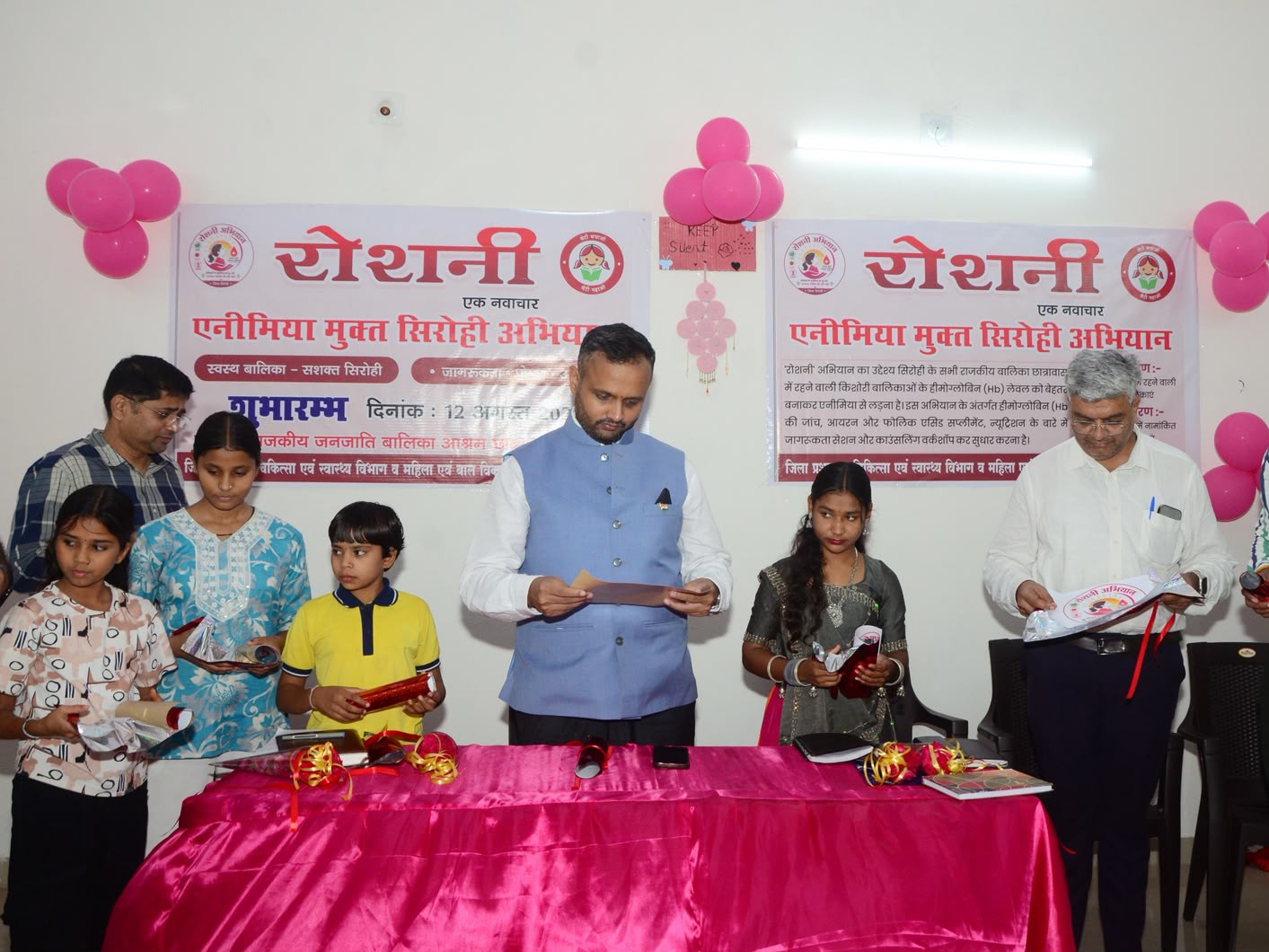 कलेक्टर ने बालिकाओं की हीमोग्लोबिन और स्वास्थ्य जांच का जायजा लिया।